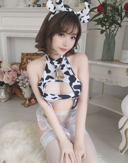 一面亲膜上边奶一个膜边